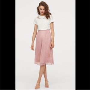 H&M Divided Blush Pleated Skirt